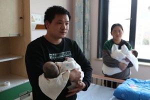 配偶坚持生下连体婴孩子出世36天承受手术医院手术成功姐妹俩已出院